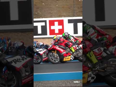 What a dramatic start of the Superpole Race! 💥 | 2026 #EstorilWorldSBK 🇵🇹