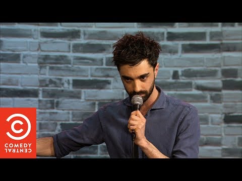 Stand Up Comedy: Come funziona la chat gay Grindr - Daniele Gattano - Comedy Central