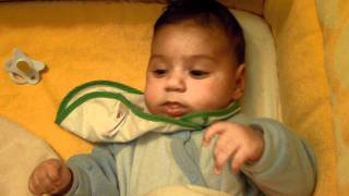 Tranquilo en la minicuna