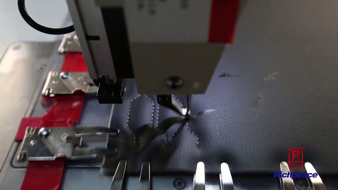 Patron de couture automatique sur la housse de siège de voiture avec du matériel lourd