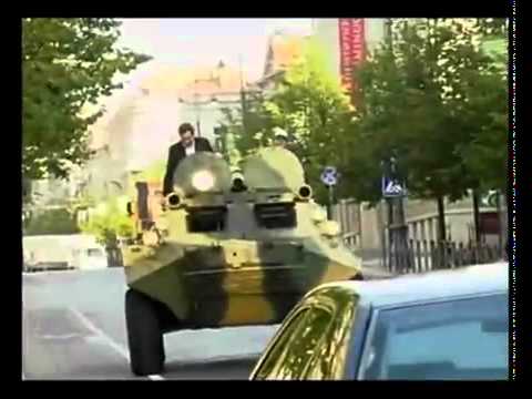 Kryebashkiaku qe shkel me tank makinat e parkuara gabim