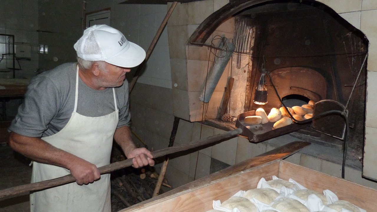 FABRICO DE PÃO DE MANEIRA TRADICIONAL EM FORNO DE LENHA EM ORTIGA - MAÇÃO