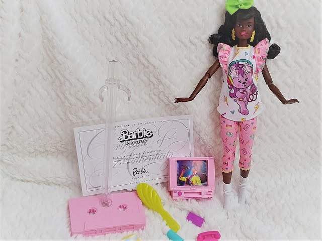 Vídeo relacionado con Barbie Signature Rewind Fiesta de pijamas Muñeca afroamericana con ropa retro y accesorios, juguete de colección, regalo +16 años (Mattel HJX19)
