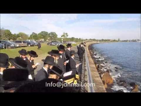 Burshtin Rebbe Doing Tashlich  - Tishrei 5776