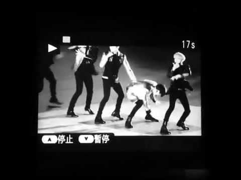 141018 poor taemin slipped during Sherlock