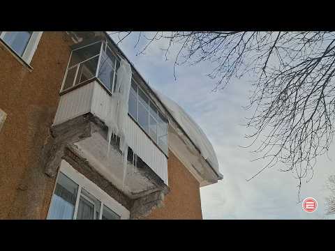 Опасность выше! С потеплением в Ревде выросла угроза пострадать из-за схода льда и снега с крыши