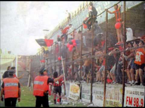 "Vengo de un Barrio Rojo y Negro" Barra: La Barra del Dragón • Club: Defensores de Belgrano