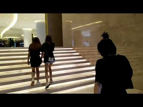 Caminhada na Praça Huachenghui da Cidade Nova de Zhujiang