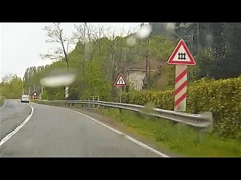 In attesa al passaggio a livello di Prasco (AL) sotto la pioggia # railroad crossing # bahnübergang