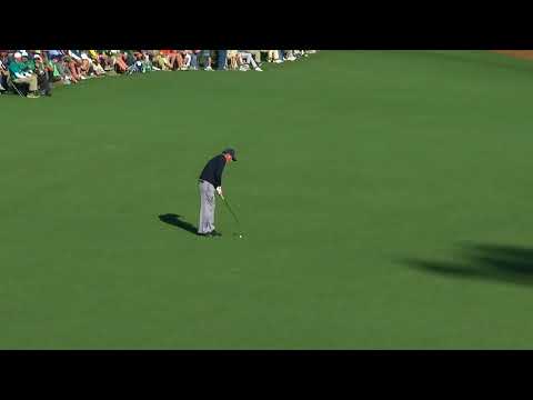 Phil Mickelson has caddie tend the pin from 60 yds out