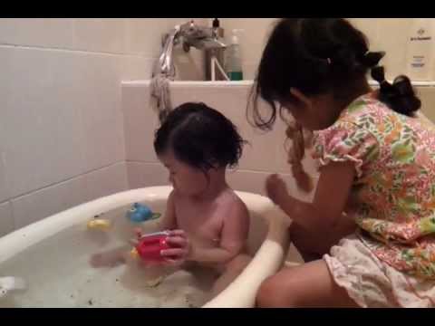2011-11-06姐姐幫妹妹洗澡-2