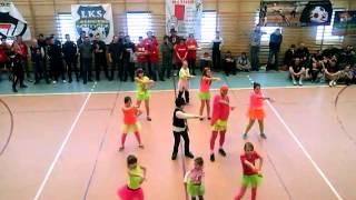 preview picture of video 'Gwiazdy Warmii z Bisztynka w piosence Ona tańczy dla mnie'