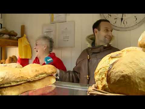 Marko degustira burek u pekari i prica svoja iskustva iz Moskve - DJS - (TV Happy 26.12.2019)