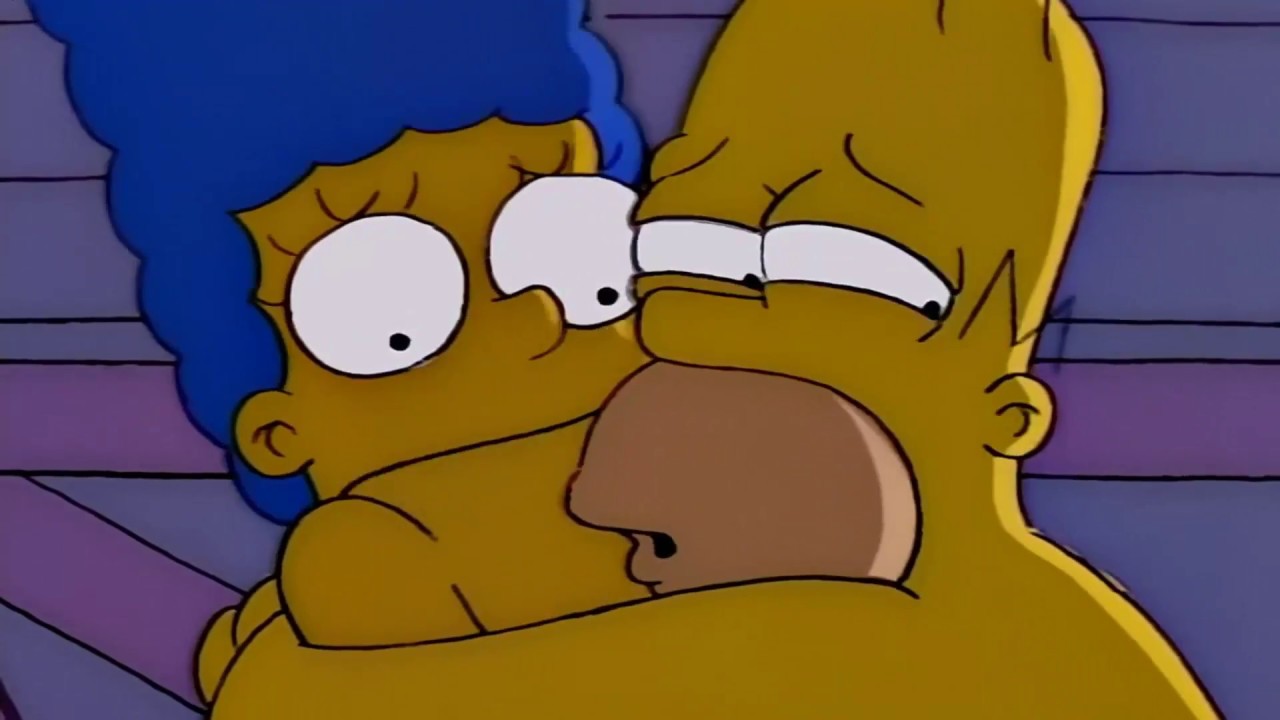 Marge y Homero desnudos en el campo de golf