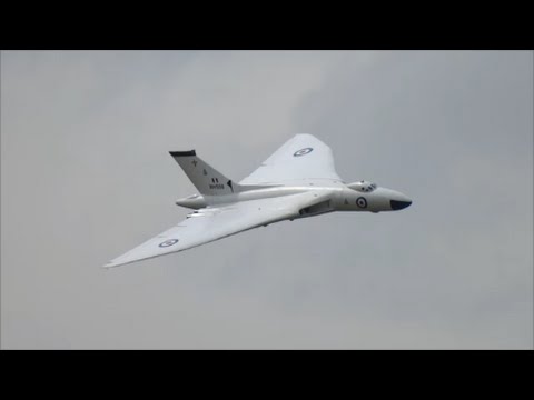 Large Model RC Vulcan XH558 Victor Lighning & VC10 @ Elvington 2015