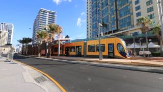 preview picture of video 'The Trams in the middle of Surfers Paradise'