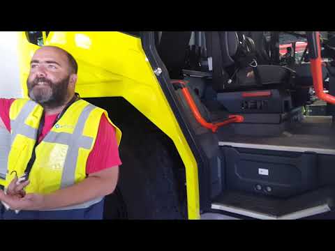 Reptérlátogatás, a legkorszerűbb tűzoltó autó.