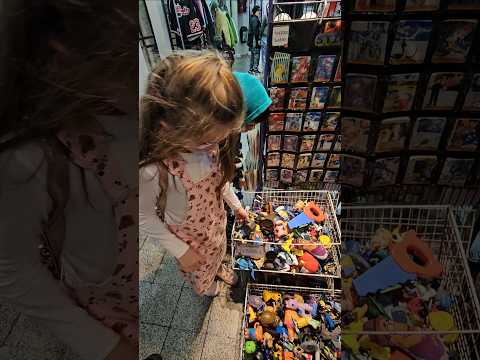 Gino Sofia viendo juguetes Mercado de San Telmo calle Bolivar y Carlos Calvo Buenos Aires 17/5/26