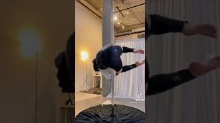 Download lagu Seorang wanita berhijab melakukan pole dancing selama Ramadan. mp3