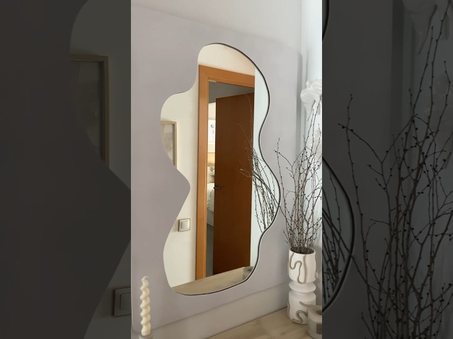 Vídeo relacionado con TRIXES Espejo de Halloween Negro y Dorado con Imagen Espeluznante, Montaje en pared - Doble Sensor - Activado por Movimiento y Sonido - Decoración de Espejo de Halloween
