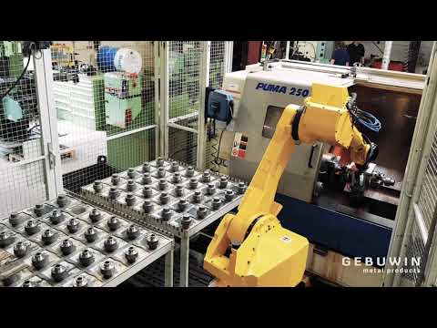 Gebuwin Robot with the CNC - lathe machine