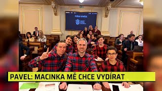 Piráti ve Sněmovně nasadili Pavlův kostým. Pubertální fracek si dupe nožičkou, kritizoval Hřib