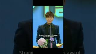 Download lagu Giving the award to crush 😍 🤣😂 #drama #awards #kdrama #crush #maya #awardceremony mp3