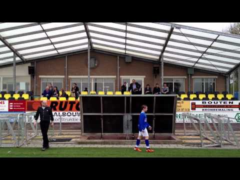 Woezik C5 uit spelerstunnel bij Groesbeekse Boys