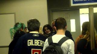 Justin Bieber &amp; Selena Gomez board plane in Newark