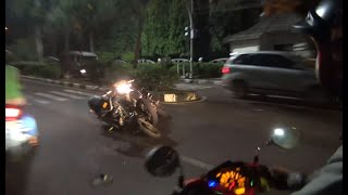 Download lagu Kejar Pelaku Balap Liar, Motor Petugas Malah Dihantam - 86 mp3