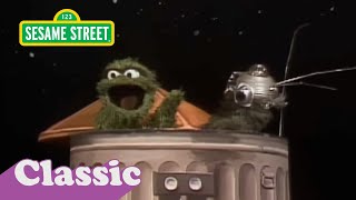 Sesame Street: Oscar Goes to the Moon