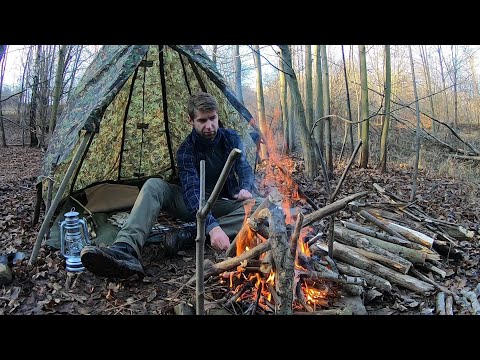 Bushcraft camp | Fleisch kochen am Lagerfeuer im Kessel | Solo-Nacht im Wald | Tarp-Schutzlager