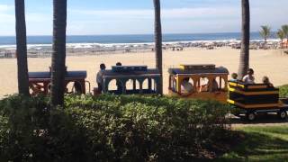 Tren eléctrico paseando a niños en la playa
