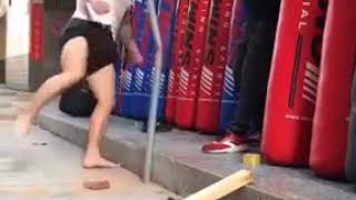 Download lagu Cet homme réussi à casser une brique et plier une barre de fer avec son tibia ! mp3 Download lagu Cet homme réussi à casser une brique et plier une barre de fer avec son tibia ! mp3