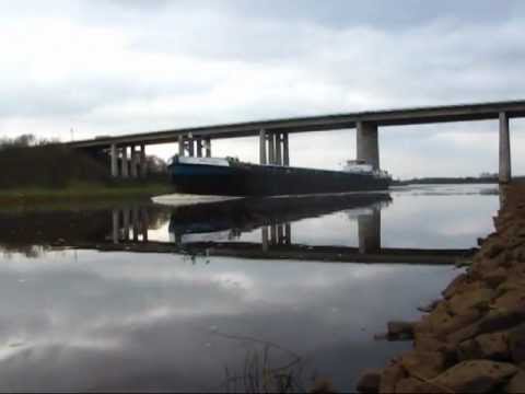 Vorbeifahrt Binnenschiff Emelie D GMS 02314780 zu Tal auf der Hunte unter Autobahnbrücke BAB 29