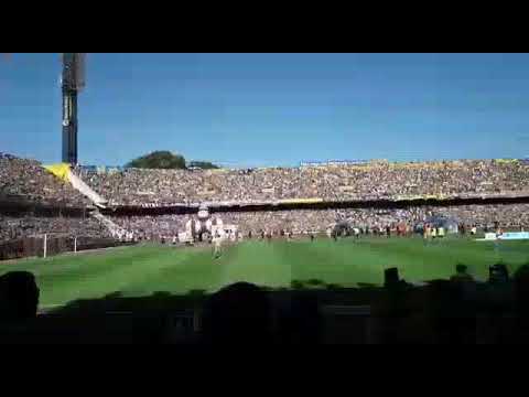 "La salida de la bandera mas grande del mundo | rosario central vs newell`s| fecha 12| nacho canallon" Barra: Los Guerreros • Club: Rosario Central