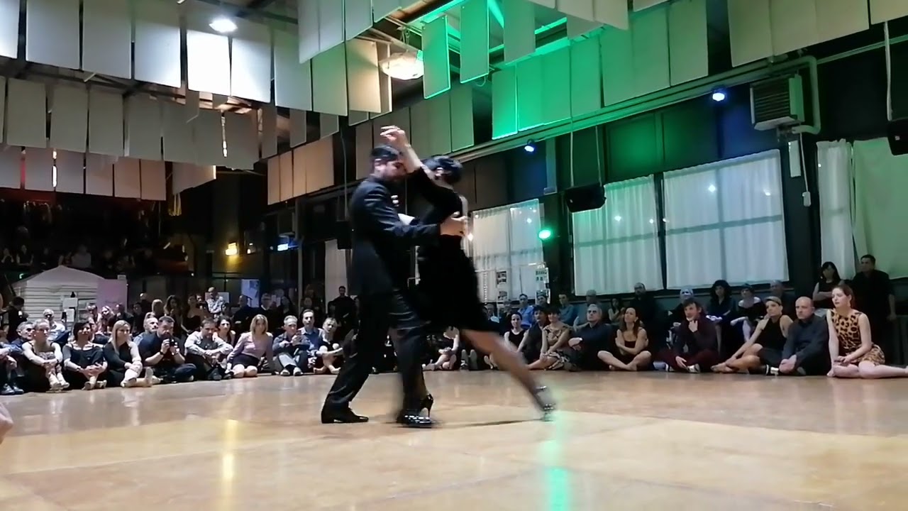 Ariadna Naveira e Fernando Sanchez interpretano il tango "Nochero Soy" alla milonga "Il Fortino"
