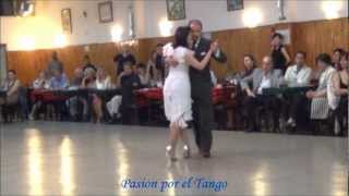 CRISTINA SOSA y DANIEL NACCUCHIO bailando el tango LOCA en la milonga LA BALDOSA