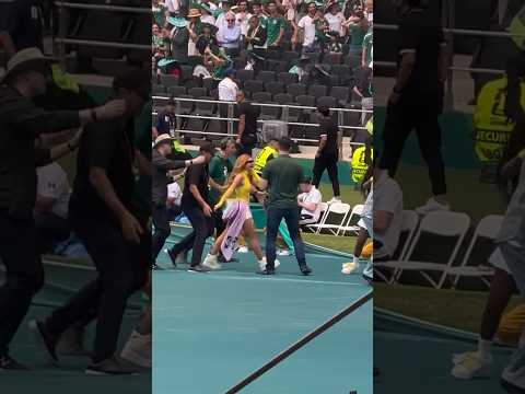 Así sacaron a Shakira del estadio azteca… #shakira #mexico