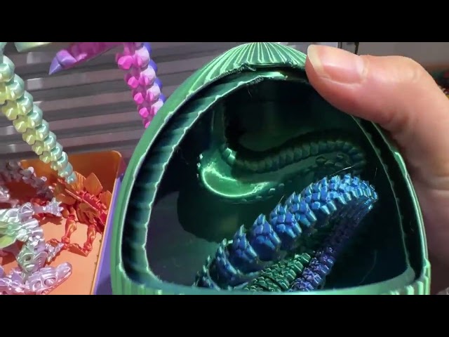 Vídeo relacionado con Joycabin Juguete de serpiente impreso en 3D, huevos de serpiente de huevo de dragón impresos en 3D, huevos de serpiente de Pascua, juguetes de animales impresos en 3D para niños, regalos de escritorio