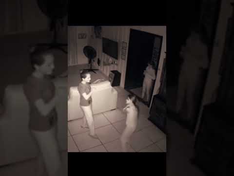 Menina é agarrada por fantasma #shorts #fantasma #fantasmas