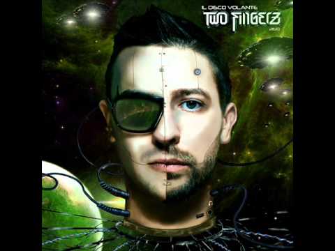 06 Two Fingerz - Come Dio (Feat. Yves)