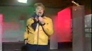 MALCOLM ROBERTS SINGING I CAN&#39;T SMILE WITHOUT YOU AT THE PEBBLE MILL