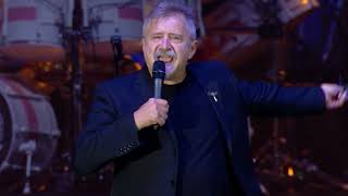 Beatrice &amp; Wahorn András - Szerelem (A. E. Bizottság) (A &quot;40 - Aréna Koncert&quot; DVD-ről)