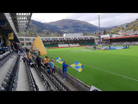 Sogndal - FK Jerv 1-1 spillerne kommer på banen på Fosshaugsne Campus 02.10.2021