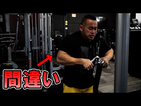 頭の後ろでロープを使ってケーブルマシンで上腕三頭筋 – やり方とよくある間違い