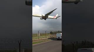 Download lagu Pesawat Boeing 777 Landing di Bandara Soekarno-Hatta Jakarta mp3 Download lagu Pesawat Boeing 777 Landing di Bandara Soekarno-Hatta Jakarta mp3