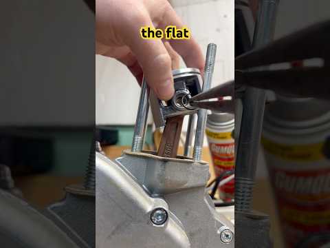 How to install wrist pin clips on a piston! #motorizedbicycle #2stroke