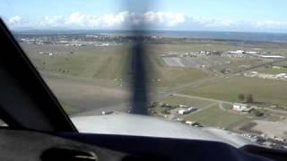 preview picture of video 'Landing at Mackay, Australia, Rwy 05, Cockpit View'