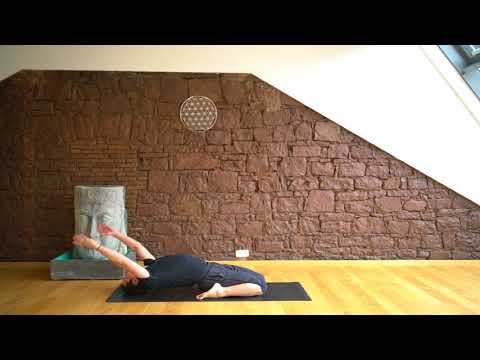 64 Liegender Held Der Yoga Coach by Stephan Suh